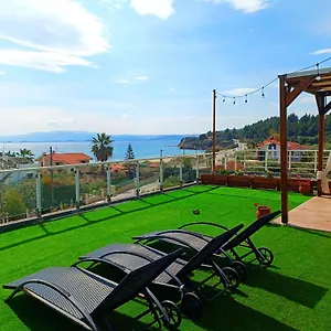 https://salonikiou-beach-deluxe-apartments.hotelschalkidiki.net